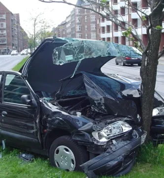 Turismo con el frontal dañado tras un accidente de tráfico
