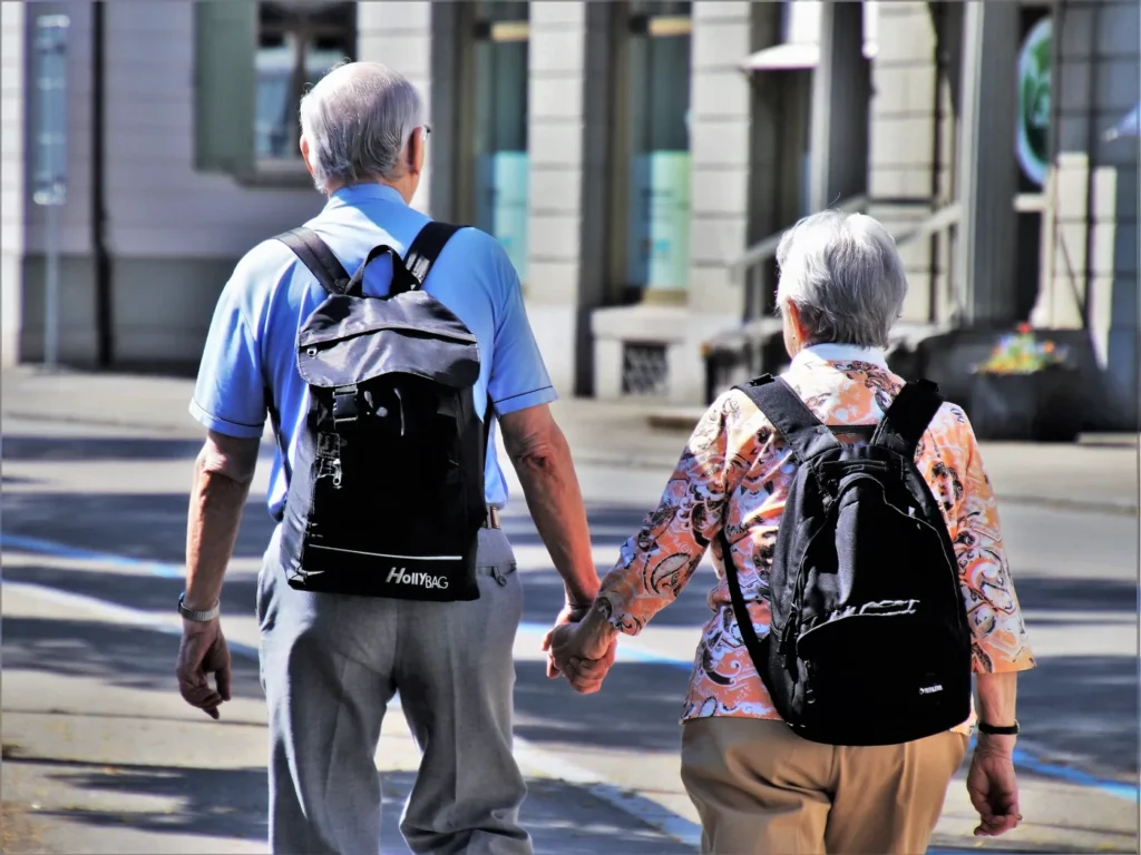 Pareja de personas mayores caminando de la mano