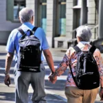 Pareja de personas mayores caminando de la mano