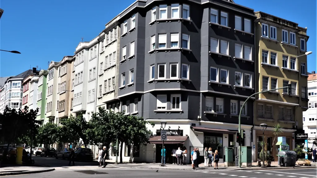 Edificio racionalista de vivienda en La Coruña, imagen ilustrativa de la ficha de Santalucía Seguros