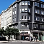 Edificio racionalista de vivienda en La Coruña, imagen ilustrativa de la ficha de Santalucía Seguros