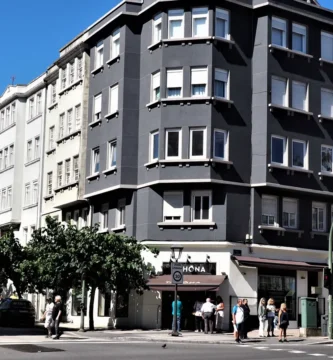 Edificio racionalista de vivienda en La Coruña, imagen ilustrativa de la ficha de Santalucía Seguros