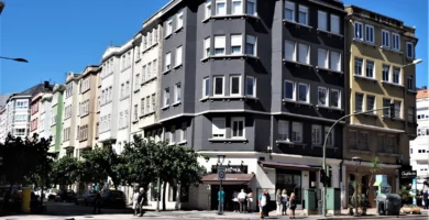 Edificio racionalista de vivienda en La Coruña, imagen ilustrativa de la ficha de Santalucía Seguros
