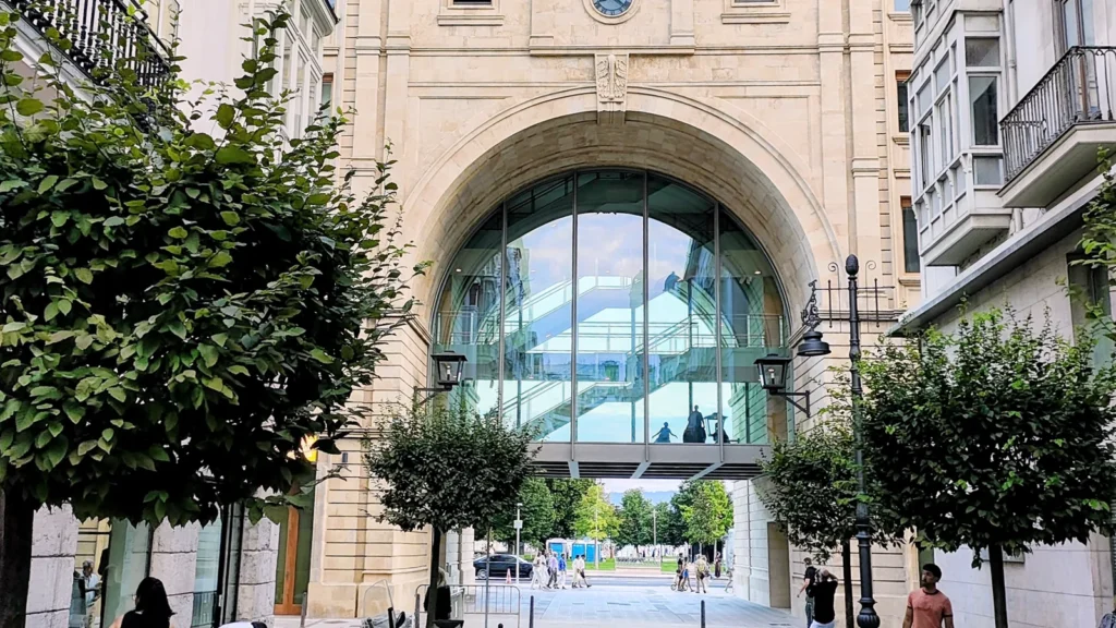 Arco con reloj del edificio histórico del Banco Santander en el Paseo de Pereda, Santander