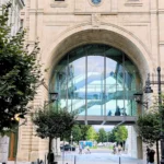 Arco con reloj del edificio histórico del Banco Santander en el Paseo de Pereda, Santander