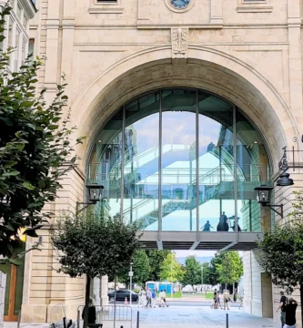 Arco con reloj del edificio histórico del Banco Santander en el Paseo de Pereda, Santander