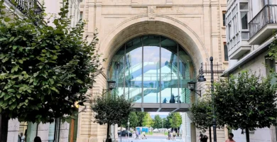 Arco con reloj del edificio histórico del Banco Santander en el Paseo de Pereda, Santander