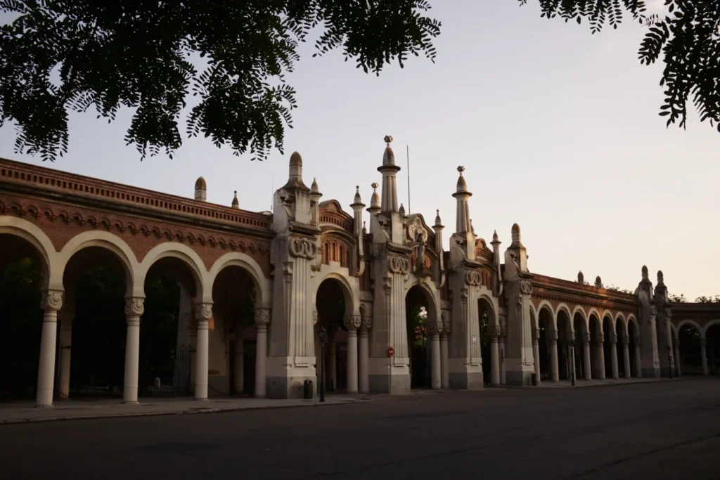 Tumbas y flores en el cementerio de la Almudena, Madrid