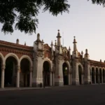 Tumbas y flores en el cementerio de la Almudena, Madrid