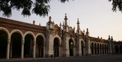 Tumbas y flores en el cementerio de la Almudena, Madrid