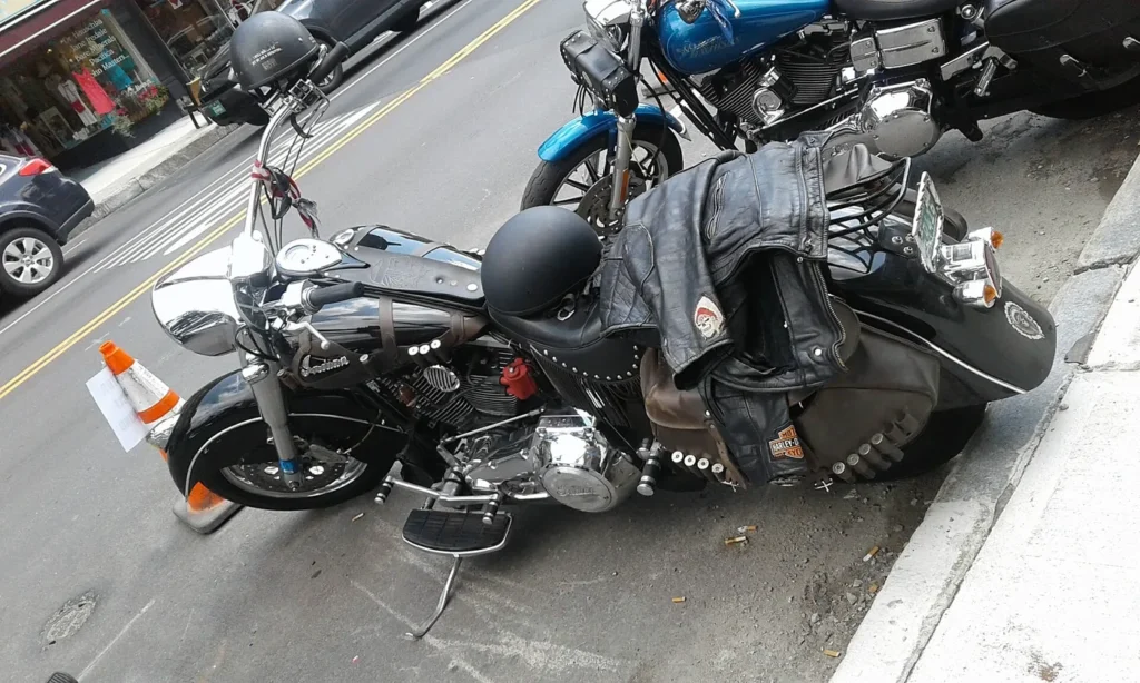 Motocicleta aparcada en una calle urbana