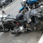 Motocicleta aparcada en una calle urbana