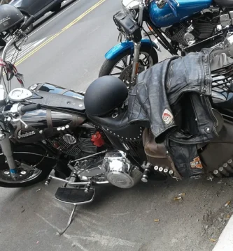 Motocicleta aparcada en una calle urbana