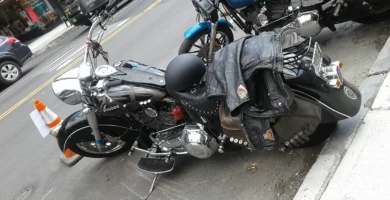 Motocicleta aparcada en una calle urbana