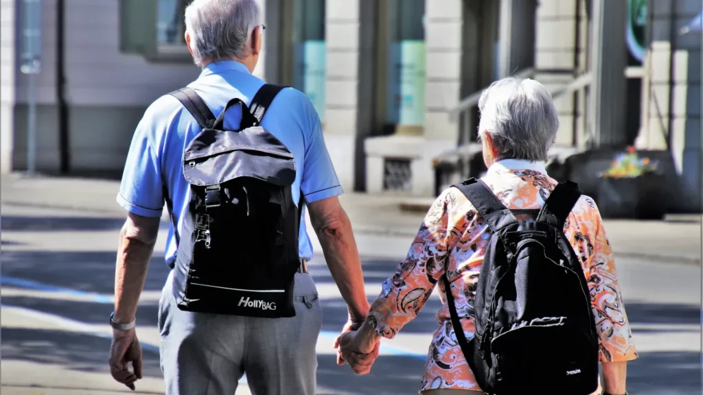 Pareja mayor de espaldas cogidos de la mano