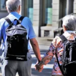Pareja mayor de espaldas cogidos de la mano