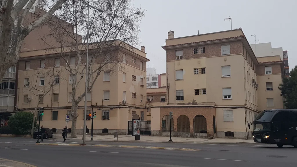 Fachada de un edificio de viviendas en una calle de España