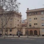 Fachada de un edificio de viviendas en una calle de España