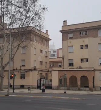 Fachada de un edificio de viviendas en una calle de España
