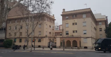 Fachada de un edificio de viviendas en una calle de España