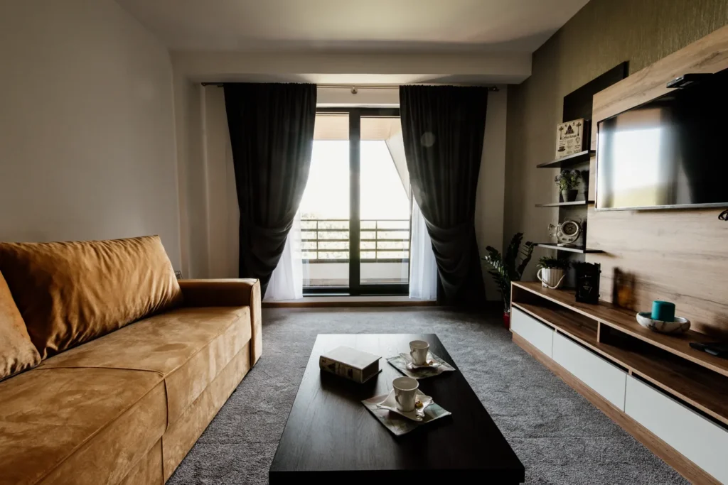 Salon de un piso de alquiler con sofa, mesa de centro y ventanales