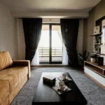 Salon de un piso de alquiler con sofa, mesa de centro y ventanales