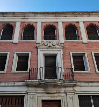 Vivienda unifamiliar de dos plantas, seguro de hogar