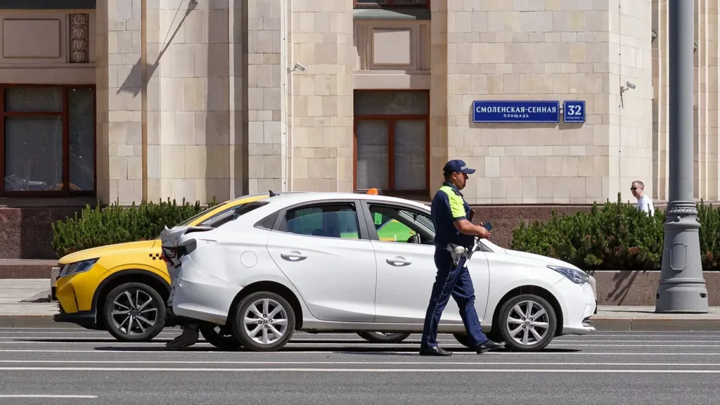 Dos coches tras una colision por alcance en un cruce urbano