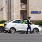 Dos coches tras una colision por alcance en un cruce urbano