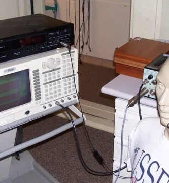 Operadora con auricular en una centralita de atención telefónica