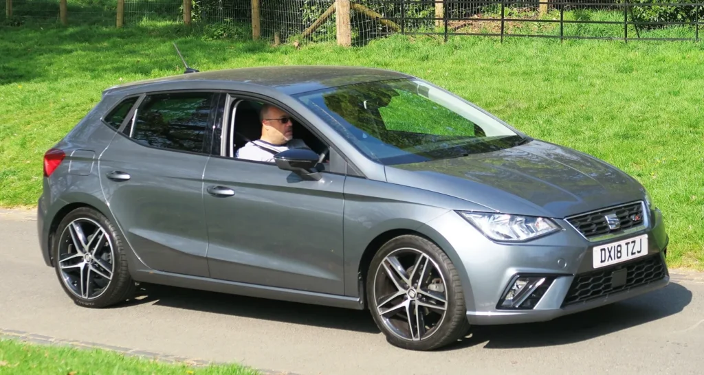 Coche SEAT Ibiza aparcado en la calle, ejemplo para calcular el valor venal