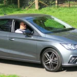 Coche SEAT Ibiza aparcado en la calle, ejemplo para calcular el valor venal