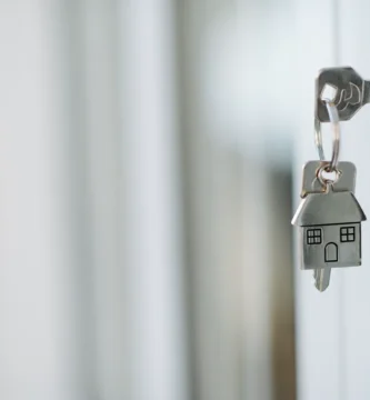 Llaves de casa con llavero junto a una puerta