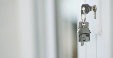 Llaves de casa con llavero junto a una puerta