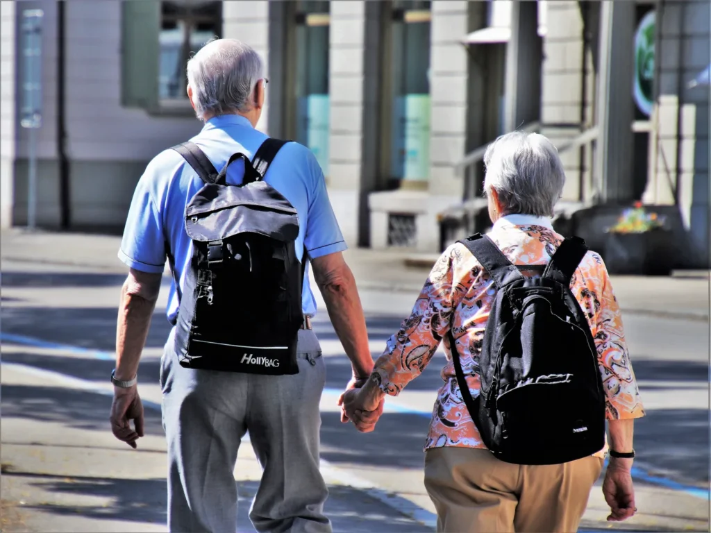 Pareja mayor de espaldas cogidos de la mano