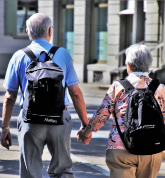 Pareja mayor de espaldas cogidos de la mano
