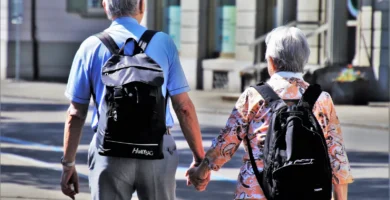 Pareja mayor de espaldas cogidos de la mano