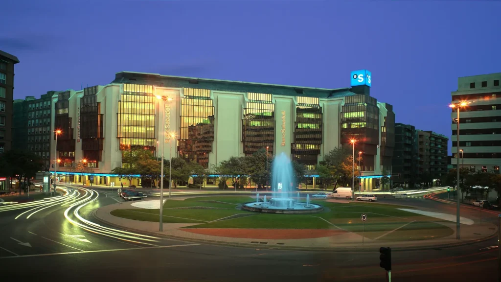 Edificio corporativo de Banco Sabadell en Sabadell, sede de la entidad que comercializa el seguro de vida de Sabadell