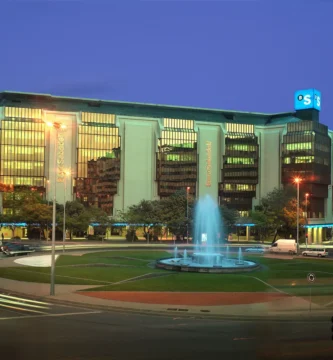 Edificio corporativo de Banco Sabadell en Sabadell, sede de la entidad que comercializa el seguro de vida de Sabadell