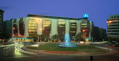 Edificio corporativo de Banco Sabadell en Sabadell, sede de la entidad que comercializa el seguro de vida de Sabadell
